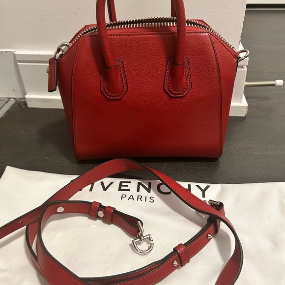 Givenchy Buffed calfskin top handle bag in red.
·Authentic 
·H7.5 x W8.5 x D5 in - Picture 3 of 5